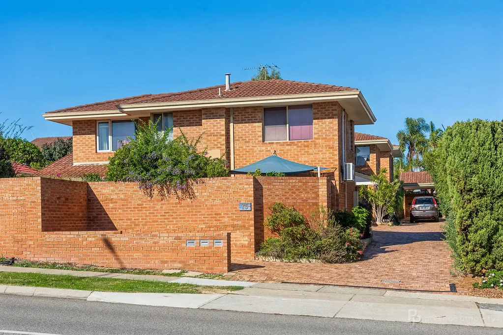 STUNNING TOWNHOUSE IN QUALITY LOCATION !