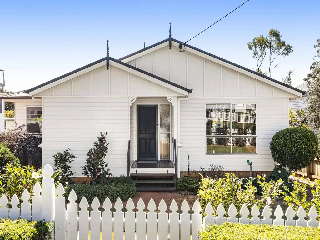 South Toowoomba 3ห้องนอน Modern Character Home with North Facing Views