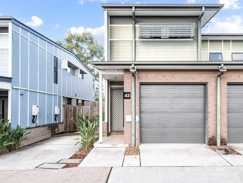 3-Bedroom Townhouse with Private Backyard & Park Access