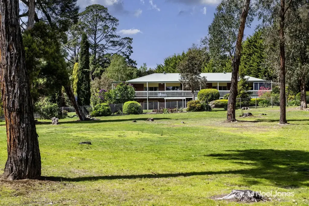 Mount Evelyn 7房 6.6英亩精心维护 土地 半乡村生活 家庭灵活 自然美景 私家车道 景观花园 马匹空间 开放式布局 环绕阳台 谷仓棚屋 4车位车库 通往Warburton Trail Idyllic 6.6-Acre Lifestyle Retreat with Dual Living