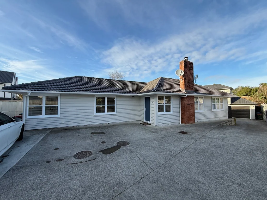 Beautiful Modern Family Home Ã¢ÂÂ Fully Fenced with Entertaining Deck