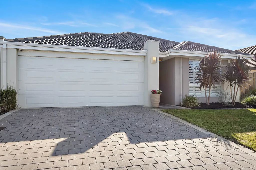 Caversham 4 Slaapkamer Fresh Family Living with Theatre, Solar and Alfresco Entertaining!