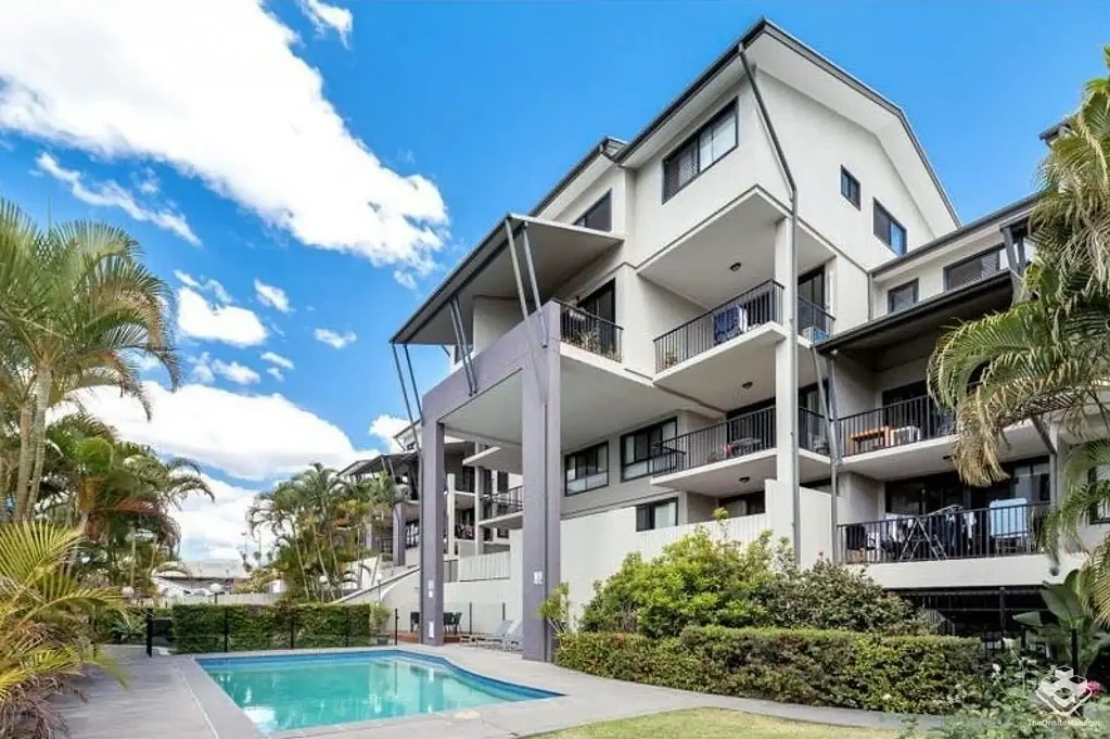 Toowong 2房 Toowong中心便捷 2卧2卫精装 开放式厨客 安全社区泳池 2个遥控车位 靠近UQ河景 Two of Everything Spacious Home