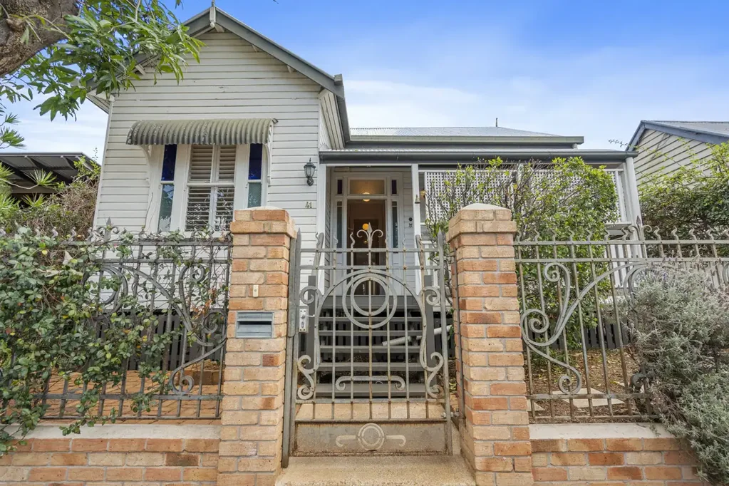 West End 3房 宁静区域的永恒特色住宅 A Timeless Character Home in a Peaceful Pocket