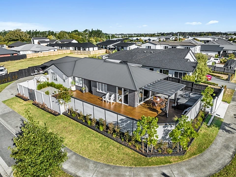 Huapai 4房  Dual road access, outdoor living at its best