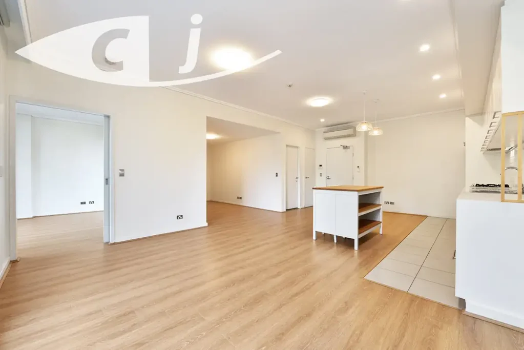 A spacious 1 bedroom + Study apartment with DUAL ACCESS in the EKO building