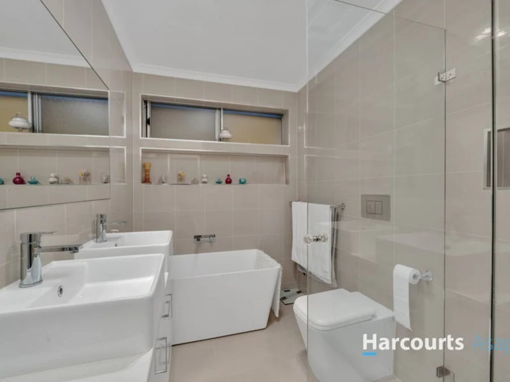 Dandenong North 3कमरा Fantastic Family Home - Offering Two Large Living Areas!