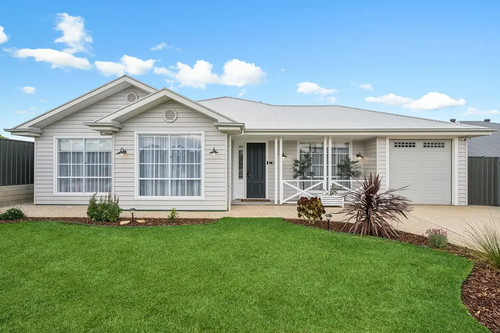 Mount Barker 5房  Hamptons Elegance Meets Adelaide Hills Charm in Newenham