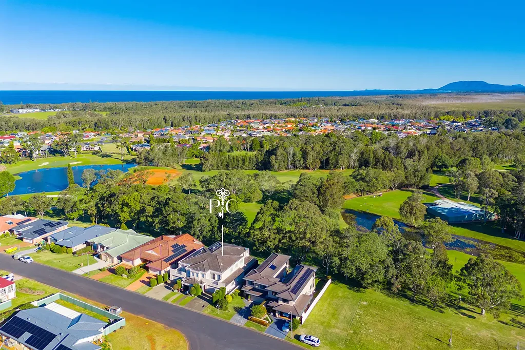 Port Macquarie 4Kwarto Enduring Elegance in an Exceptional Golf Course Address