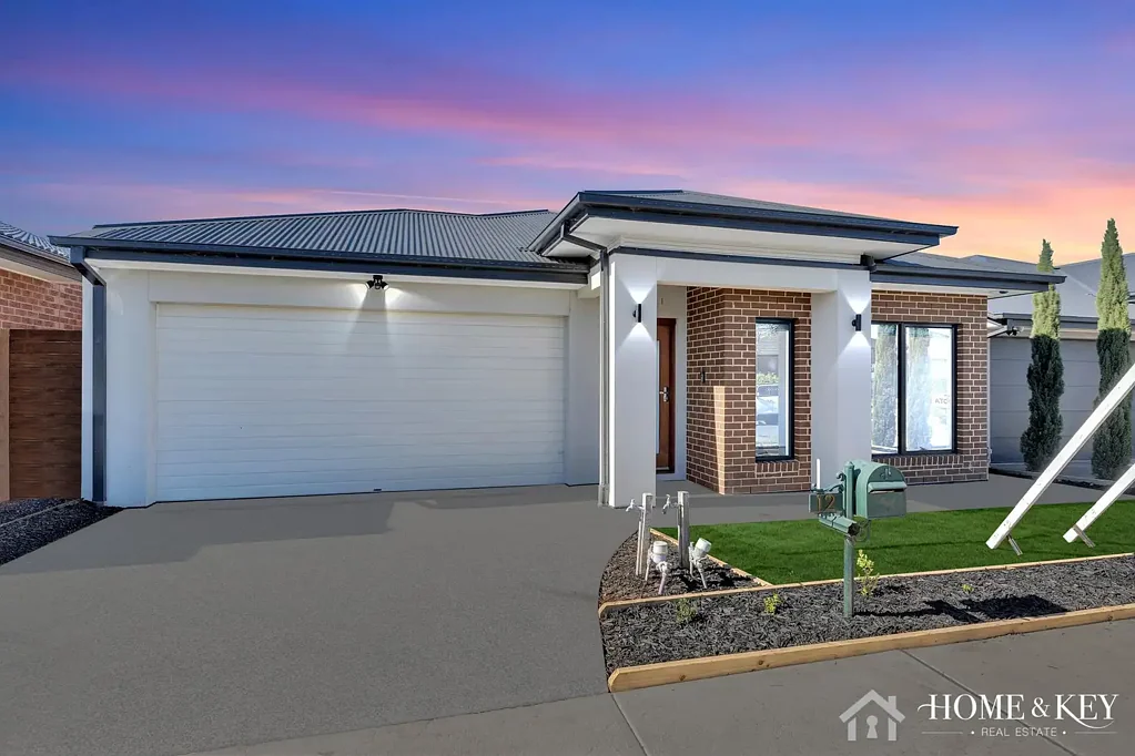 Stylish Family Living / Huge Electricity Savings $$$$ Solar
