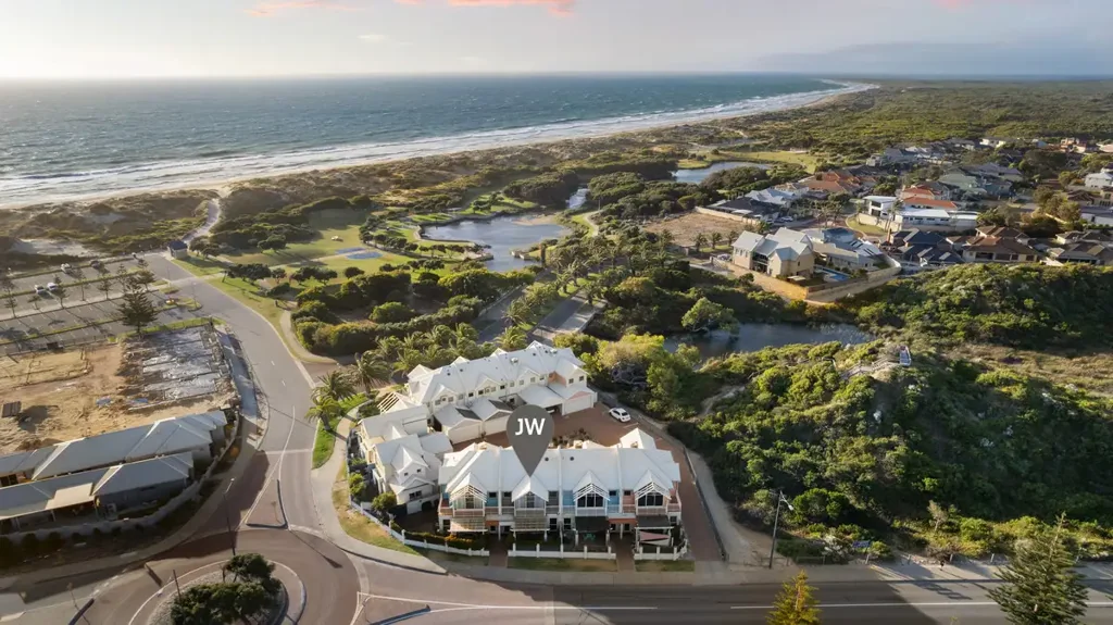 Secret Harbour 3ห้องนอน Why: A first home buyer's dream, this incredible beachside residence showcases lifestyle living and coastal convenience.