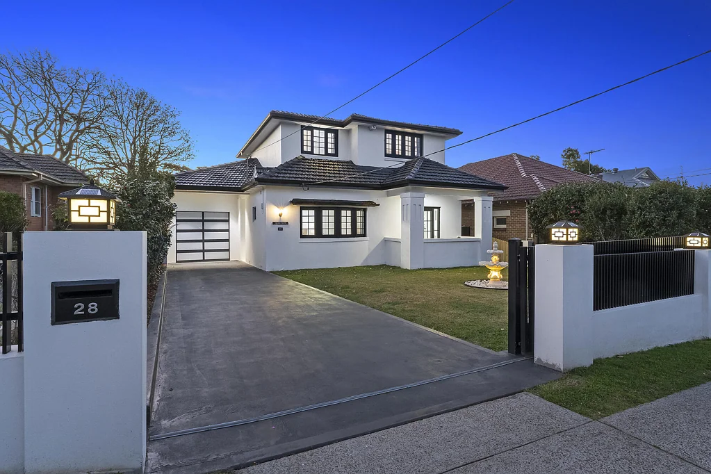 Pennant Hills 5房 醒目的建筑扩建和翻新，适合家庭居住，步行可达的便利 Striking architectural extension and renovation, family-friendly walk-anywhere convenience