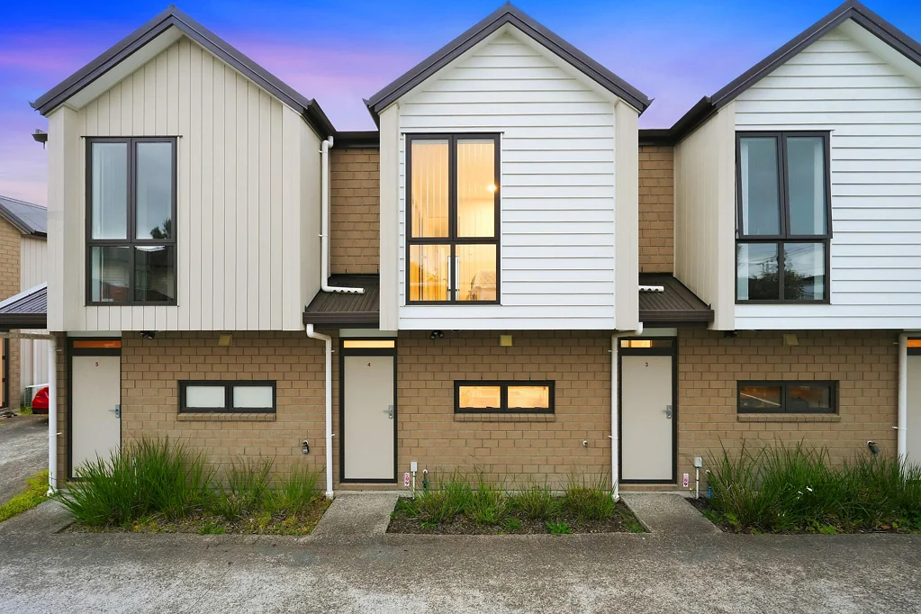 Avondale 2Zimmer Solid Townhouse in Avondale's Top Street