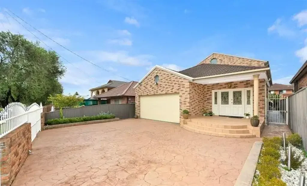 Campsie 6Kwarto Grand Family Living in a Blue-Ribbon Campsie Address