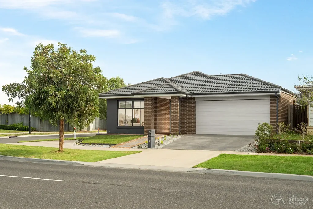 Charlemont 3房  Oversized Family Living with Walk-In Pantry, Wrap-Around Decking & Garage Workshop