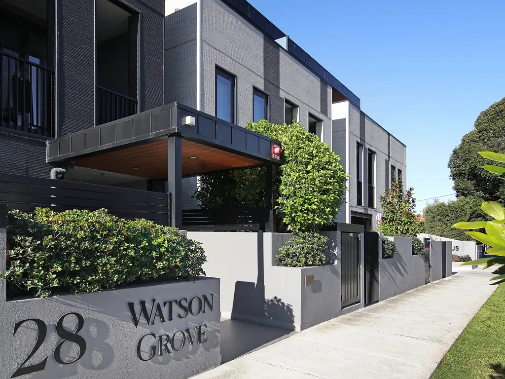 Glen Huntly 2房 优越地段尊享高品质生活，尽享宽敞迷人户外空间 Elevated Living with Expansive Outdoor Appeal in a Premium Locale