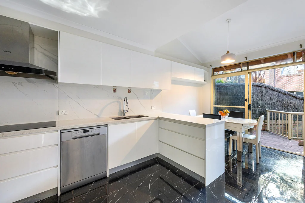 St Ives 3 Slaapkamer Beautifully renovated townhouse with house-like appeal in an exclusive village setting