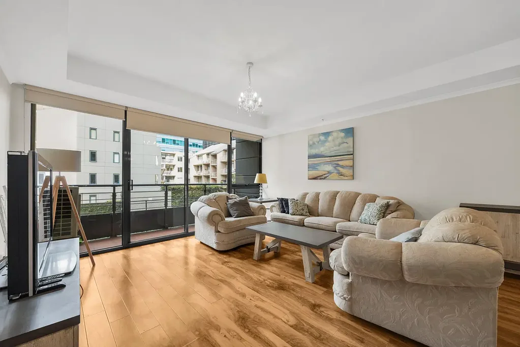 Fully Furnished & Move-In Ready I Expansive 3-Bed Living Opposite Carlton Gardens