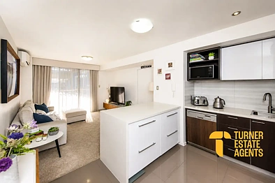 Perth 1房  Top Floor Perfection with Stunning City Skyline Views