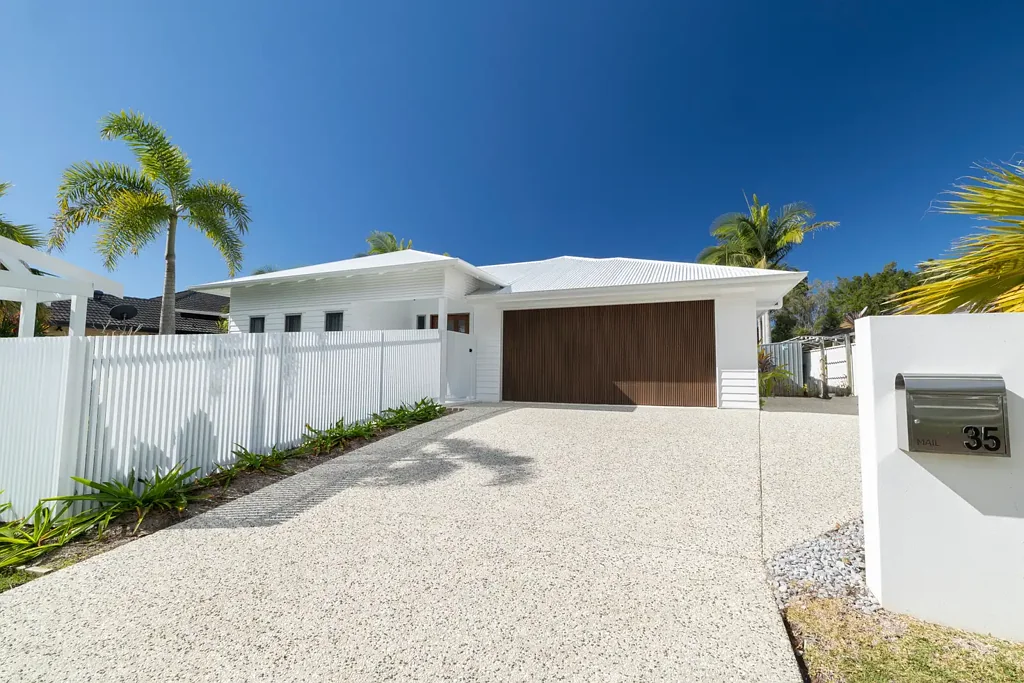 Pelican Waters 4침실 CONTEMPORARY COASTAL LIVING, DESIGNED TO IMPRESS!