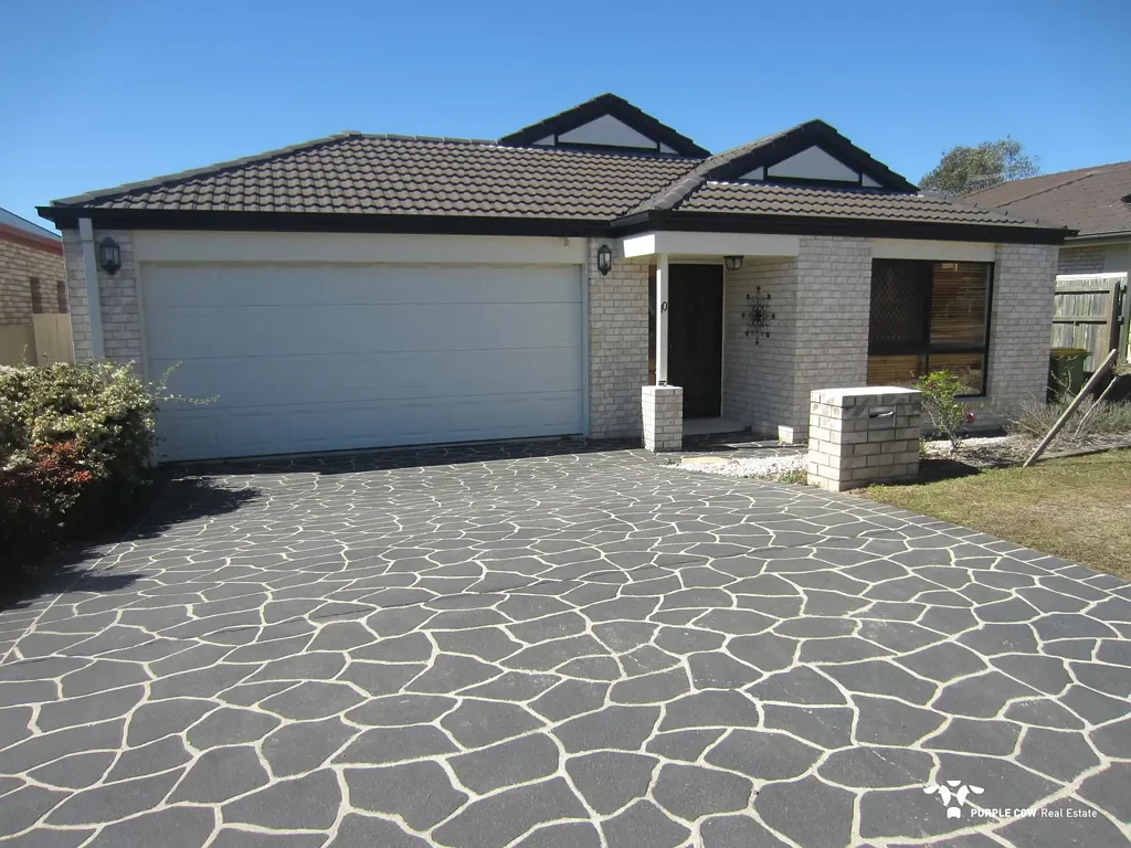 Spacious Family Living in a Prime Springfield Lakes Location