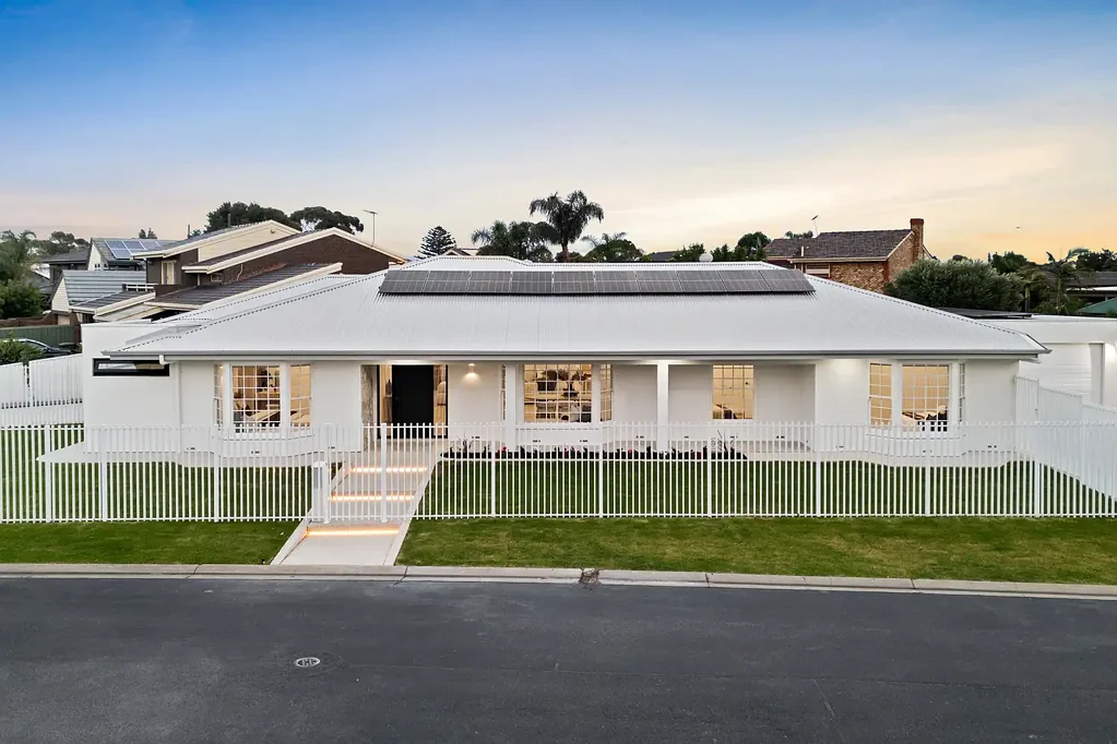 West Lakes 4침실 A Boldly Reimagined Island Home Made for Lake-and-Coast Living…