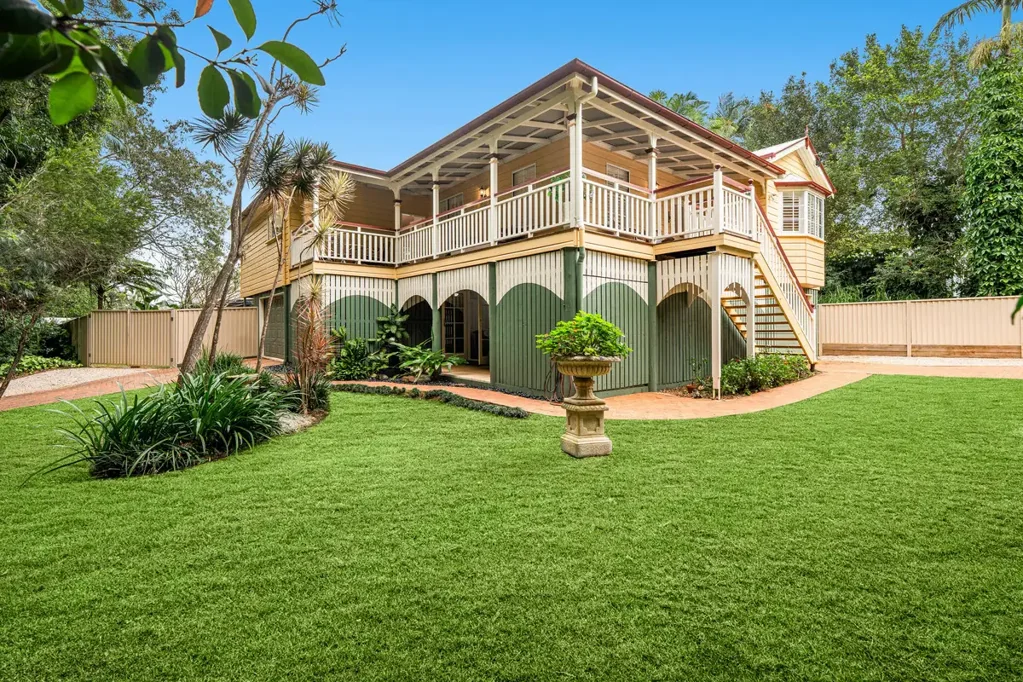 Wellington Point 4ਬੈੱਡਰੂਮ Tree-Lined Retreat with Timeless Charm and Dual Street Access (Built in 2003)