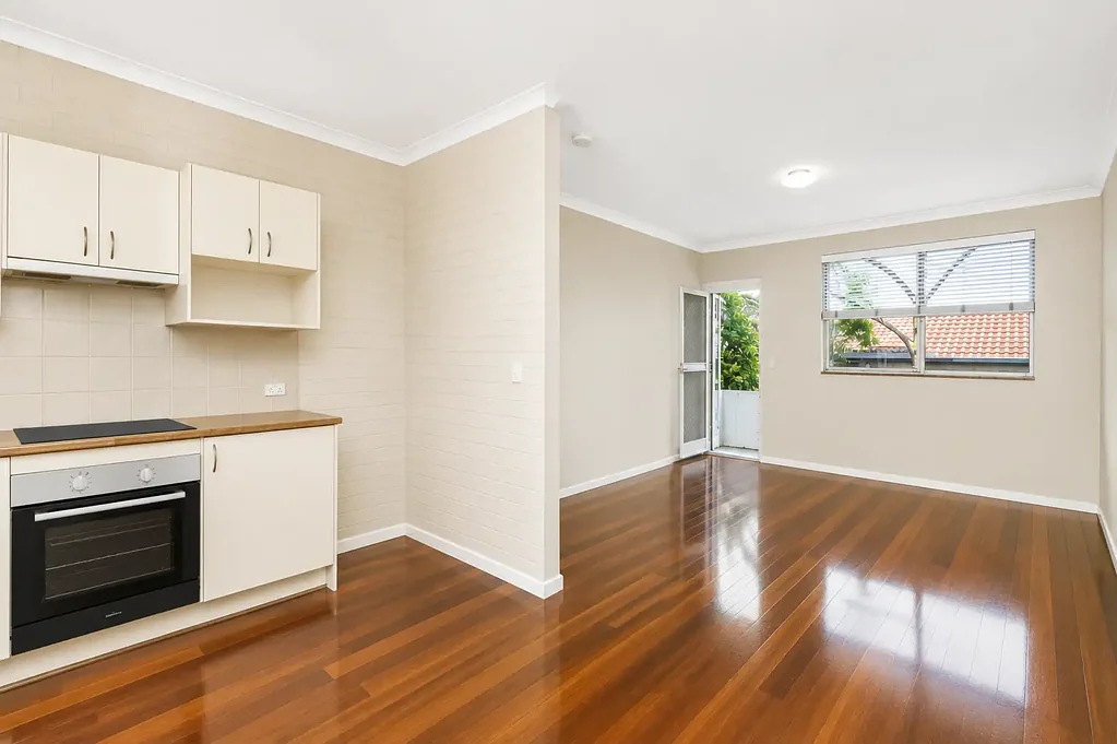 RENOVATED APARTMENT IN KENSINGTON'S MOST CONVENIENT POSITION