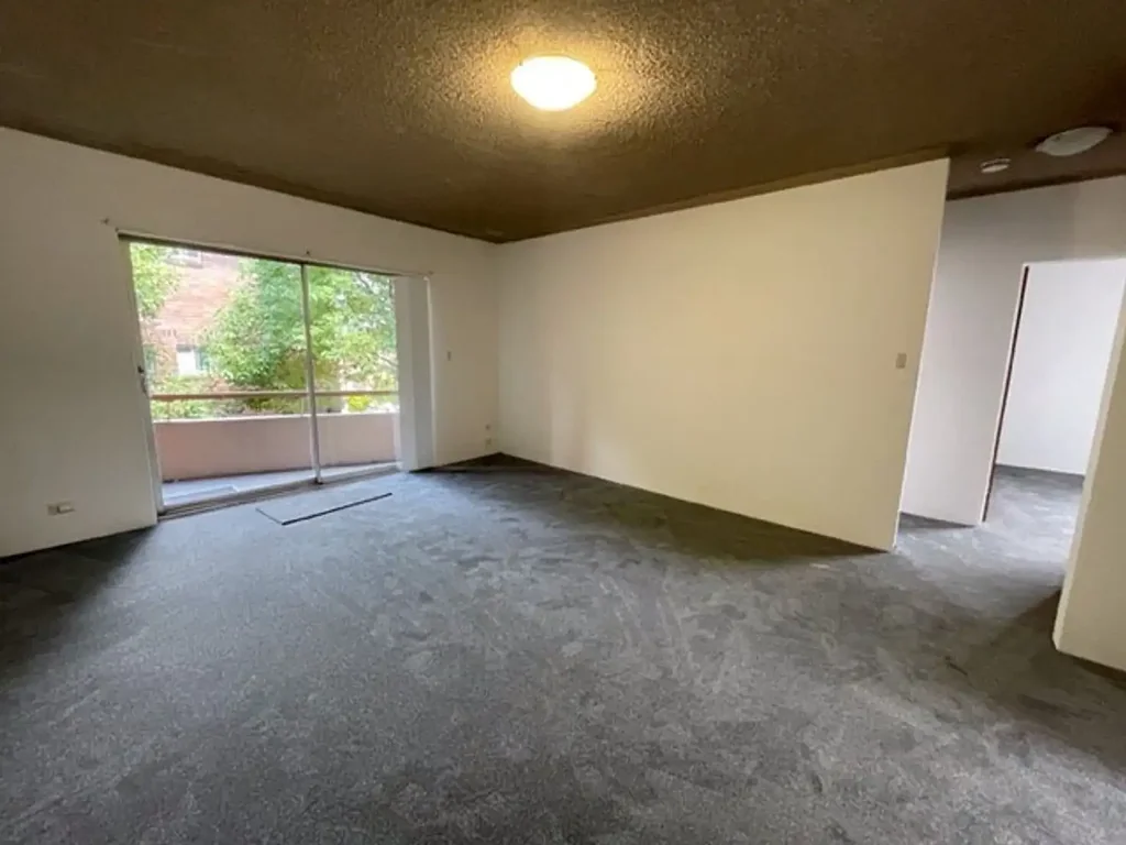 LIGHT-FILLED UNIT IN PRIME LOCATION