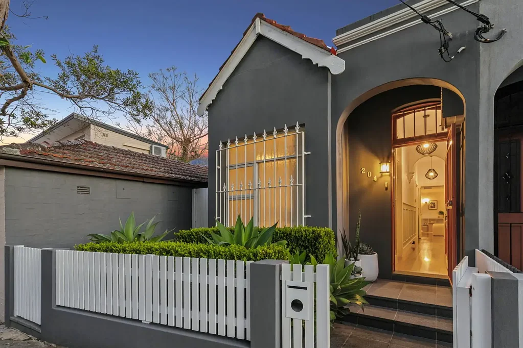 Annandale 3침실 Beautifully Renovated Period Home with Attic Study and Secure Parking