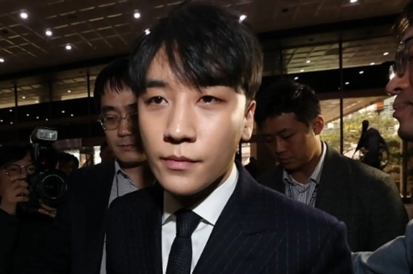 胜利接受调查前到美容院化妆 要求把眉毛化浓点