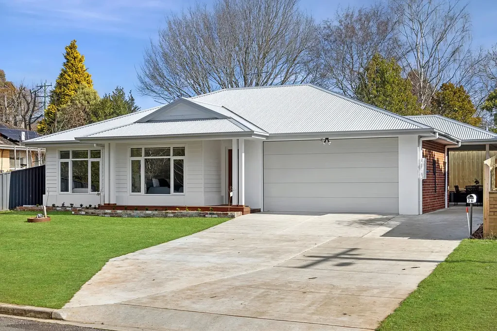 Trentham 3 Bedroom Contemporary Class Meets Practical Comfort at 3A Bowen Street
