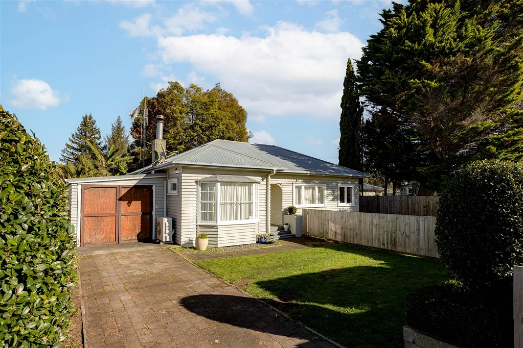 Hamilton East 3 Bedroom Home - in the Heart of Hamilton East!