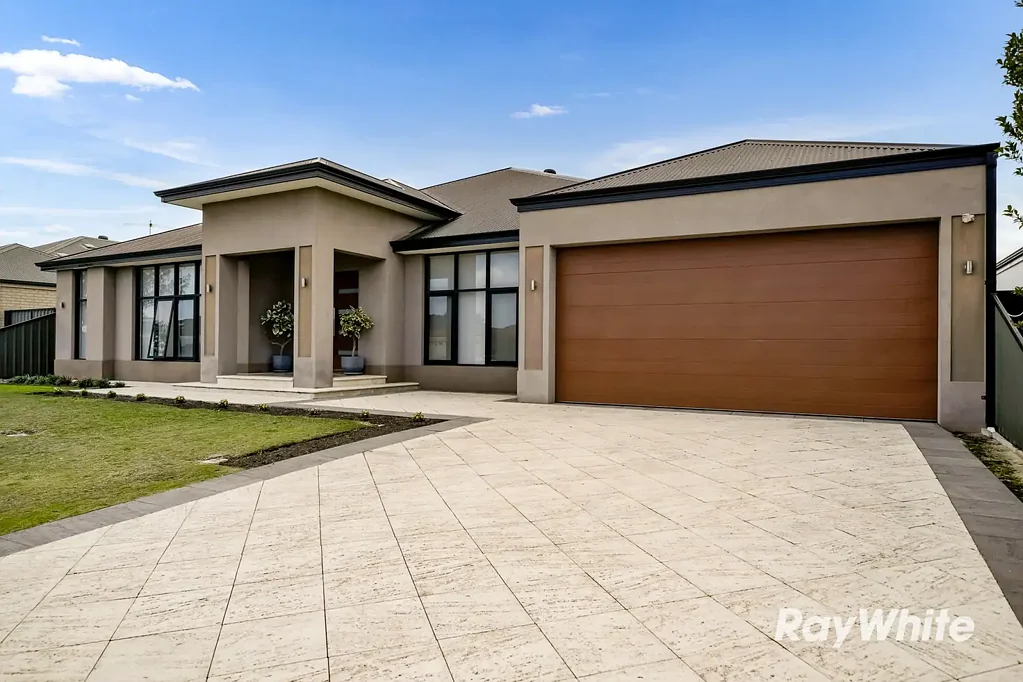 Darch 4房  MARCO PAPALIA PRESENTS A DYNAMITE DARCH FAMILY HOME!!