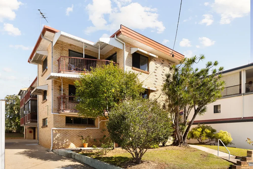 Clayfield 2कमरा Split-Level Living with Space, Character and Leafy Outlooks