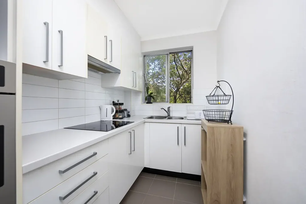 Sunlit Two-Bedroom Apartment in a Convenient Ryde Location