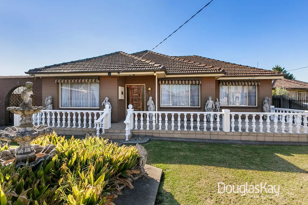 Sunshine West 4غرفة نوم First Time Offered. Impressive 24.9m Frontage. House & Studio on 936m2.