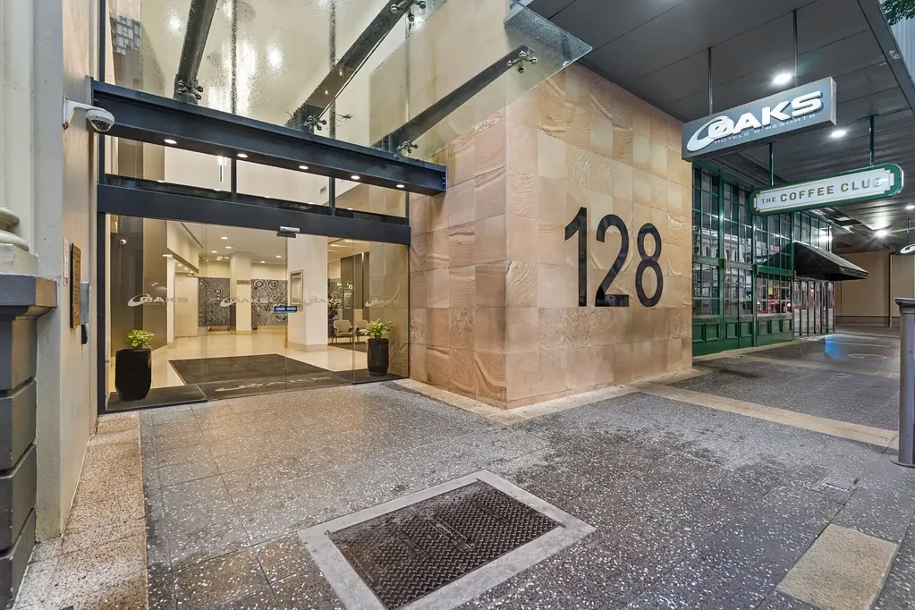 Brisbane City 2房 宽敞落地窗 城市景观 私人阳台 现代厨房 石材台面 优质电器 度假村设施 游泳池 桑拿健身房 24小时管理 步行商圈 Exclusive Inner-City Residence in Charlotte Towers