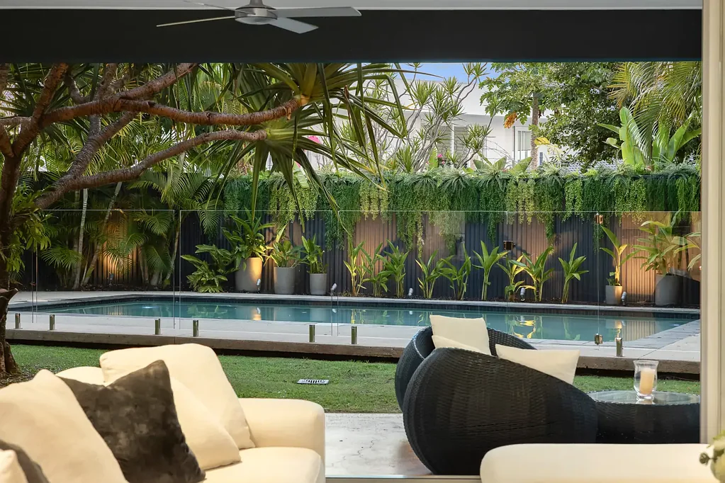 Surfers Paradise 4침실 Architectural Brilliance Meets Resort-Inspired Living