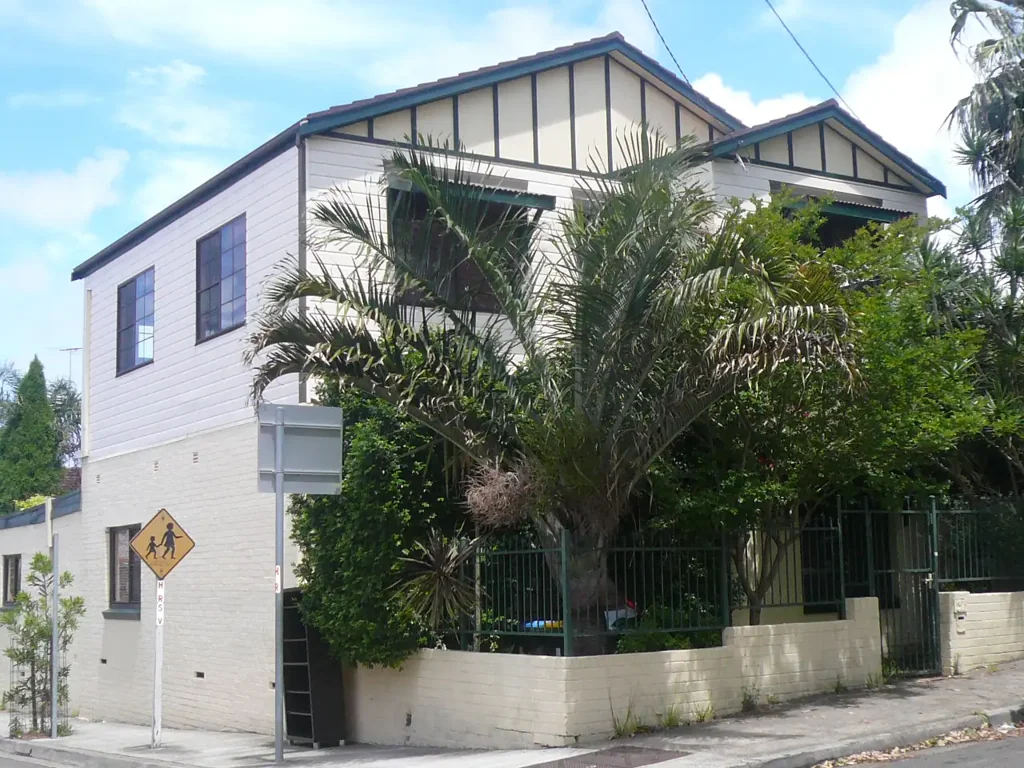 HUGE 5 BEDROOM HOME WITH COURTYARD