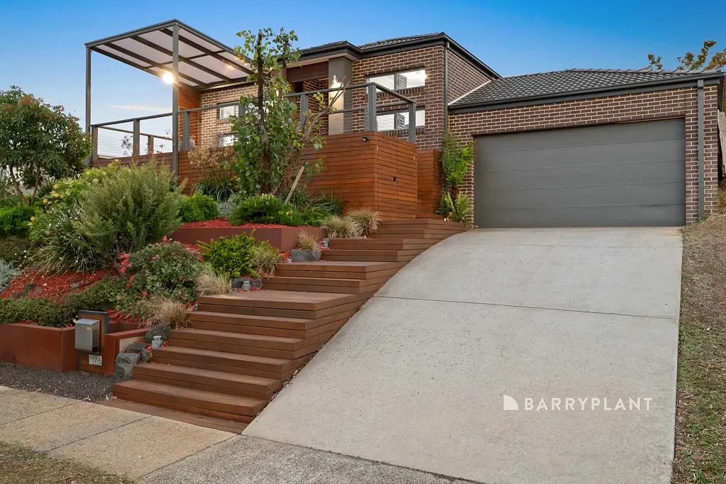Warragul 4房  Elevated Family Living with Exceptional Rolling Hills & Golf Course Views