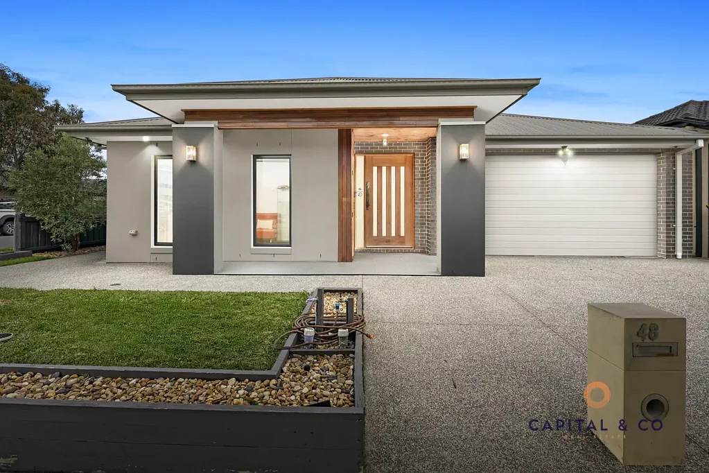 Mickleham 5房 宽敞五卧三卫 双车库 主卧套间 现代厨房 开放式生活区 美丽景观后院 节能设计 家庭友好社区 Style And Space In A Perfect Position