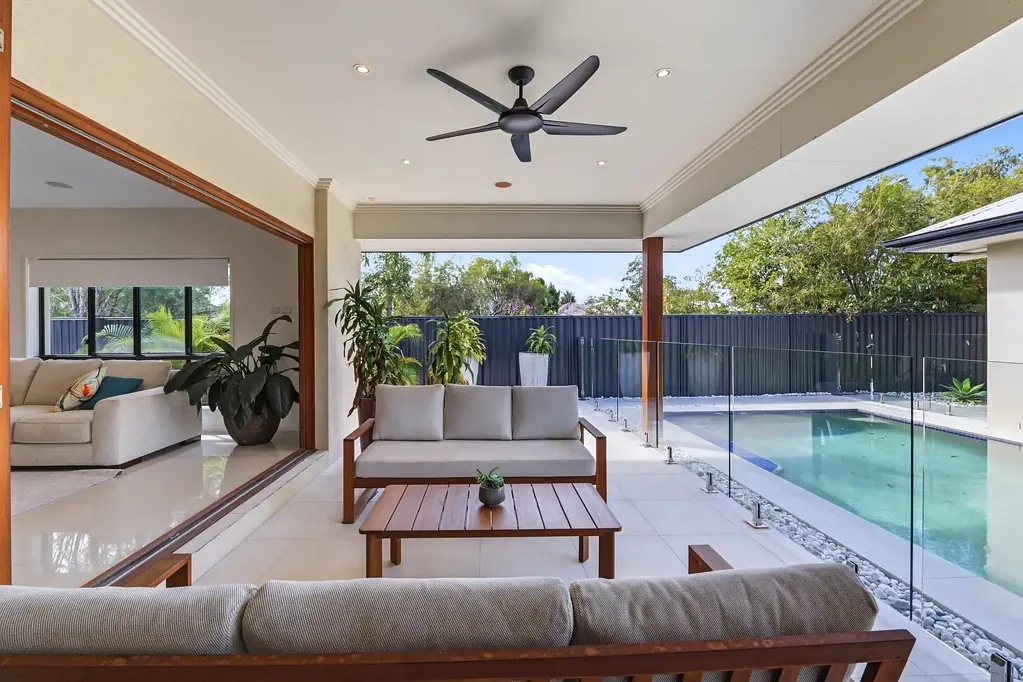 Pelican Waters 4 Slaapkamer An Impressive Gated Single Level Home With The Pool In The Heart Of The House