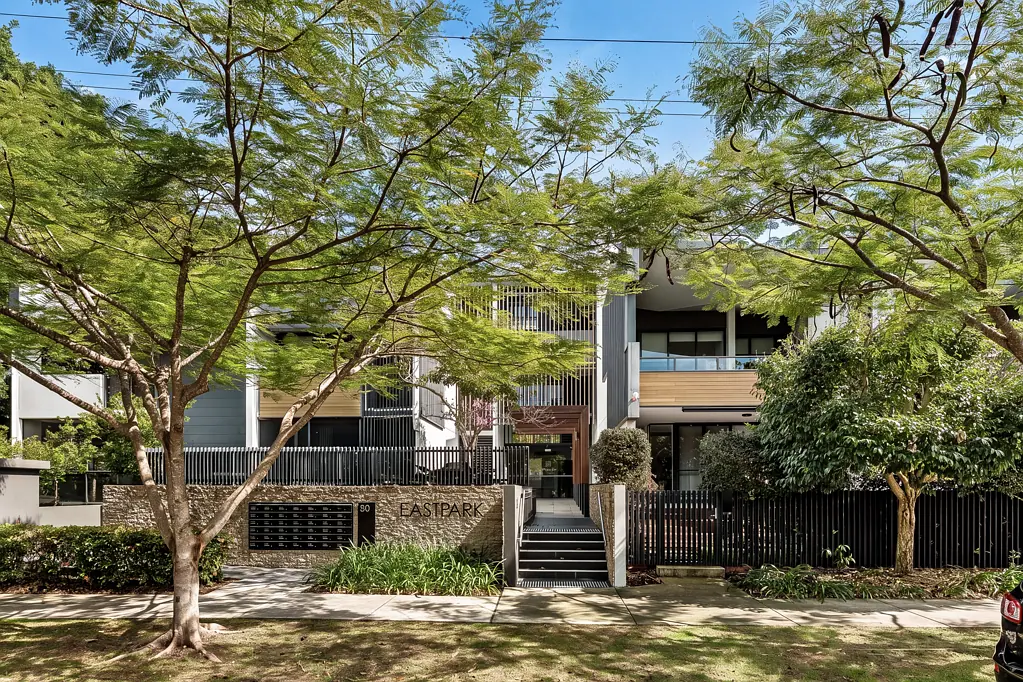 Bulimba 2Habitaciones A rare two level townhouse style apartment in a leafy pocket of Bulimba