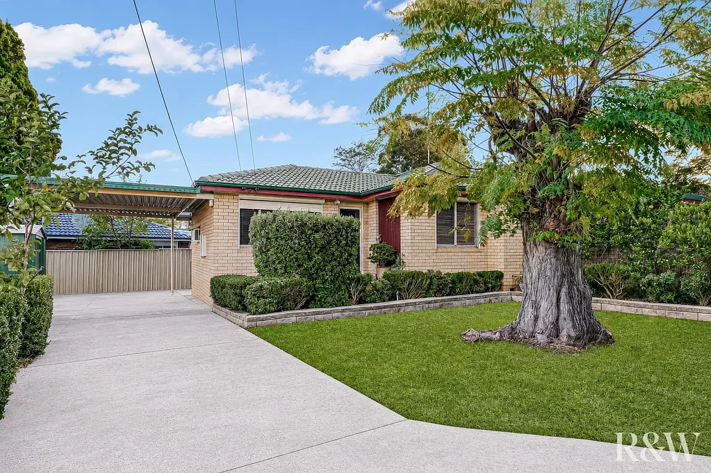 Rooty Hill 5房 5卧室砖面住宅 多个生活区域 充足自然光线 优越地段 657.6m2地块 双车库 Large Family Home in South Rooty Hill (Walk to Train Station & Shops)