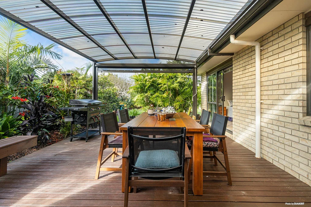Waiuku 4 Bedroom Immaculate Easy-Care Living In A Prime Location