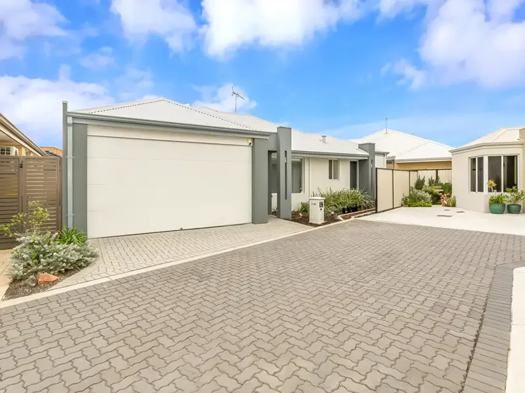 MODERN & LOW-MAINTENANCE LIVING OPPOSITE PARKLAND