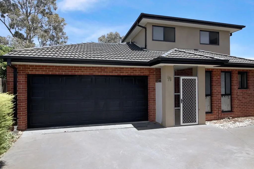 Lovely 3-bedroom townhouse with Furnitures!