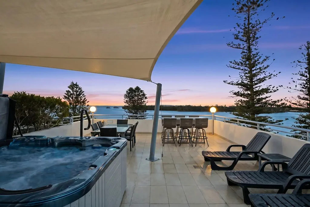 The Entrance 3Kwarto Rare Three Bedroom Penthouse with 96sqm Private Rooftop Terrace