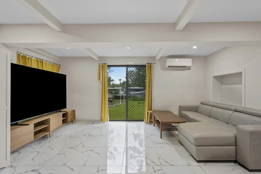 Riverview 4房 784㎡宽地块 侧方通道便利 4卧2浴 Weatherboard结构 硬木地板 空调生活空间 主卧带套间 潜力无限 Opportunity Knocks at 8 Caroline Street, Riverview